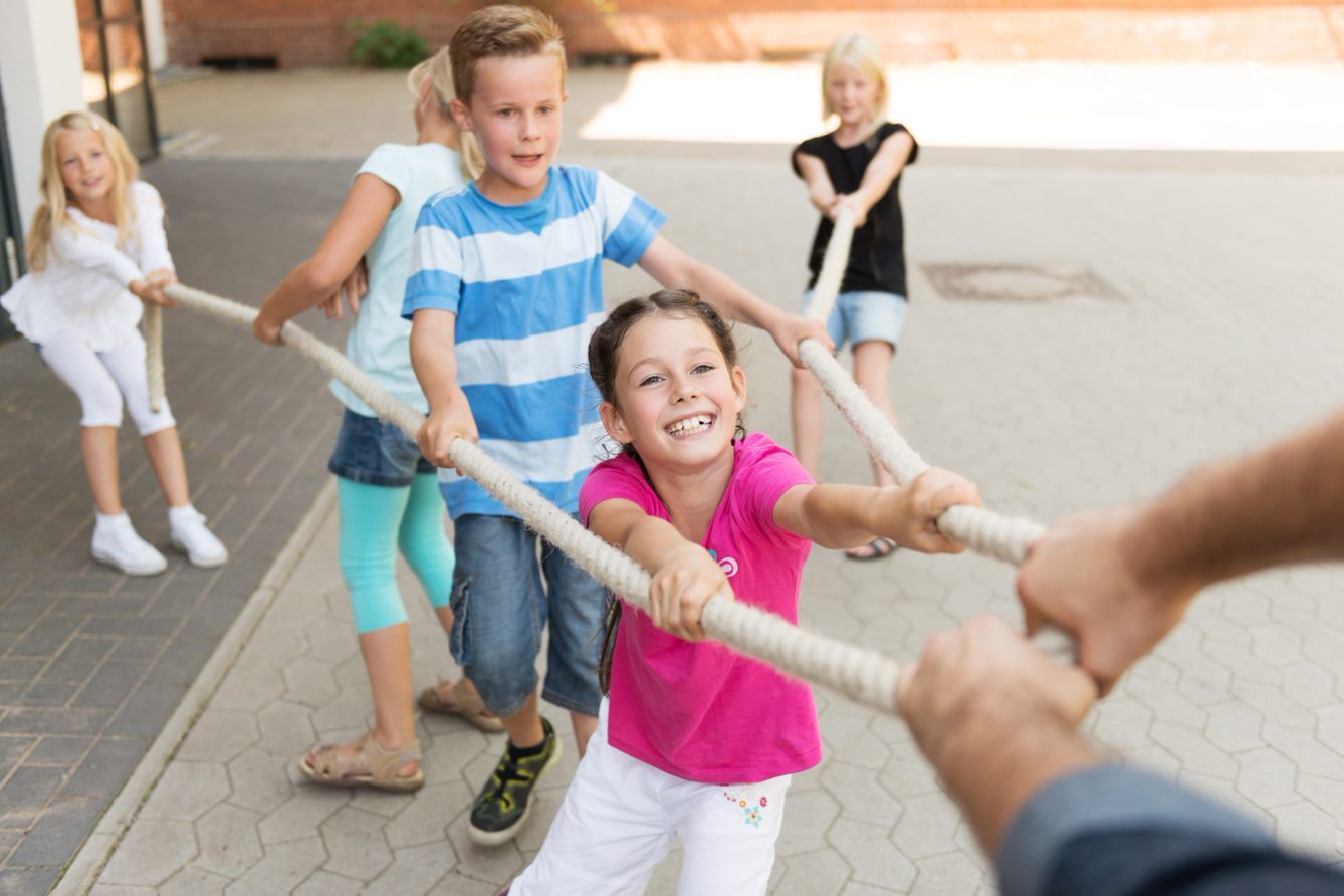 Kinder machen Sport Kinder beim Tauziehen